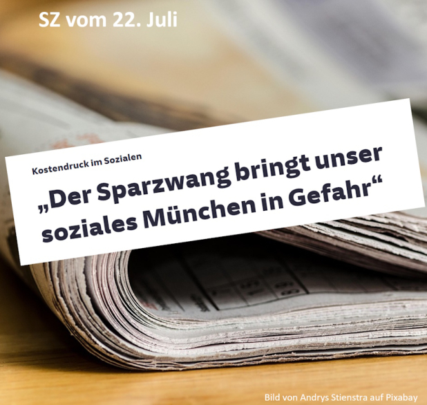 Das Bild zeigt die Titelseite der SZ und die Zeitung