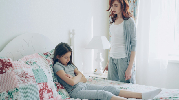 Eine Mutter spricht mit ihrer Tochter, die Probleme hat